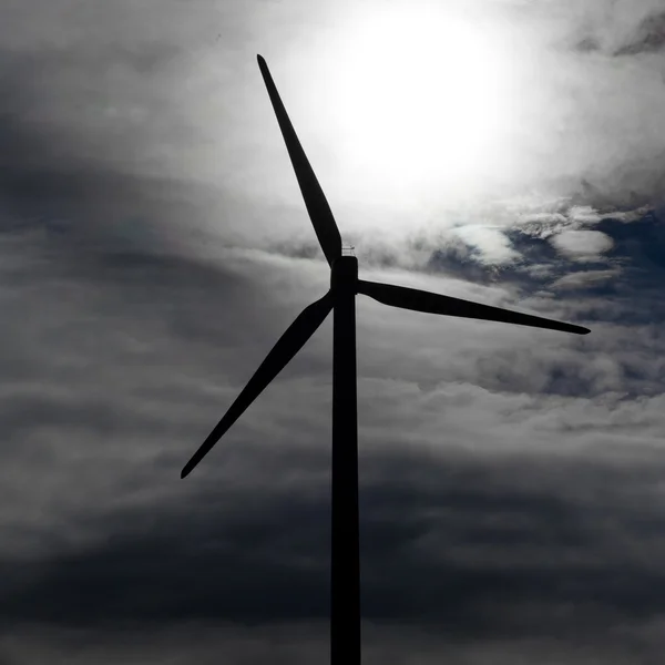 Silhouet van windturbine — Stockfoto
