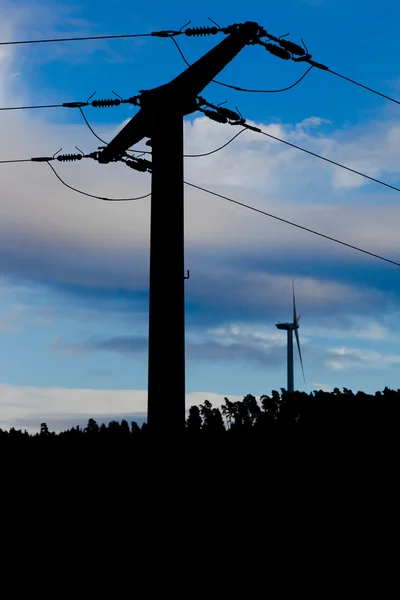 Güç hattı ve rüzgar türbini Silhouettes — Stok fotoğraf