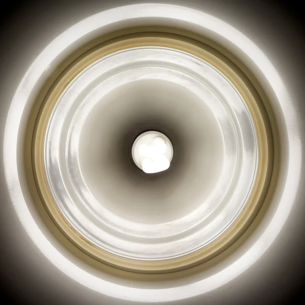 Светящаяся лампочка в тени лампы — стоковое фото