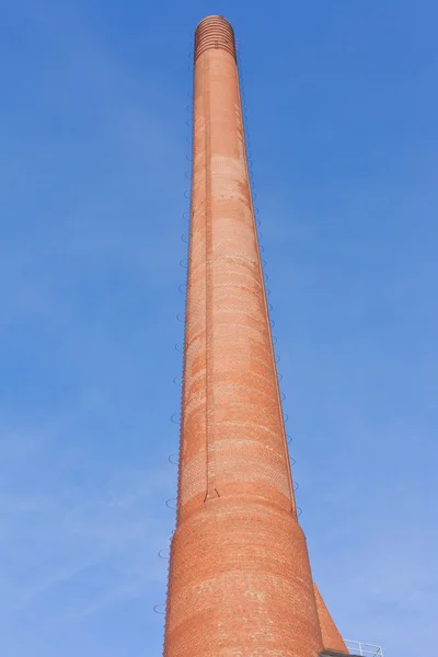 Chaminé industrial de tijolo vermelho — Fotografia de Stock