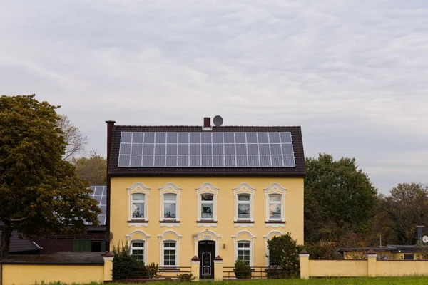 Исторический дом с солнечными батареями на крыше — стоковое фото