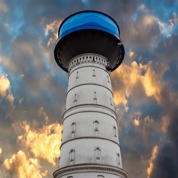 Кирпичная башня водохранилища — стоковое фото