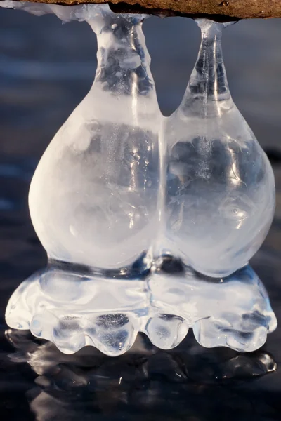 Fette Eiszapfen über der Wasseroberfläche — Stockfoto