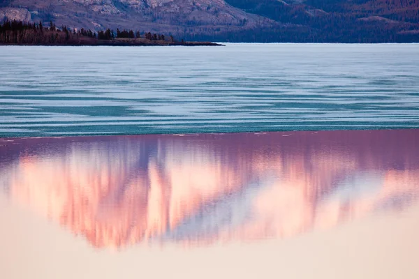 Mt Laurier espelhado no Lago Laberge, Yukon, Canadá — Fotografia de Stock