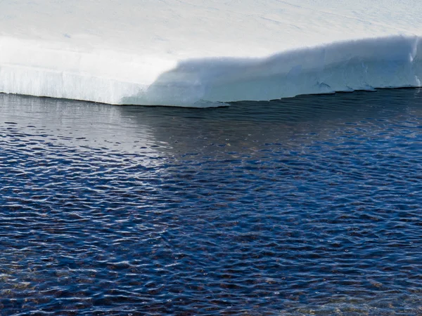 Borda de gelo do mar ártico derretendo — Fotografia de Stock