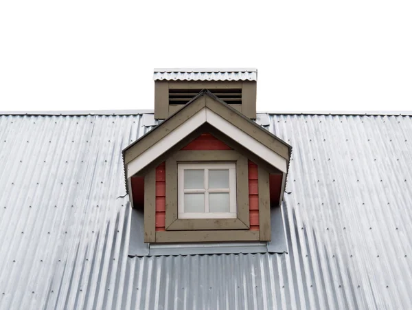 Малое дормерское окно в металлической крыше — стоковое фото