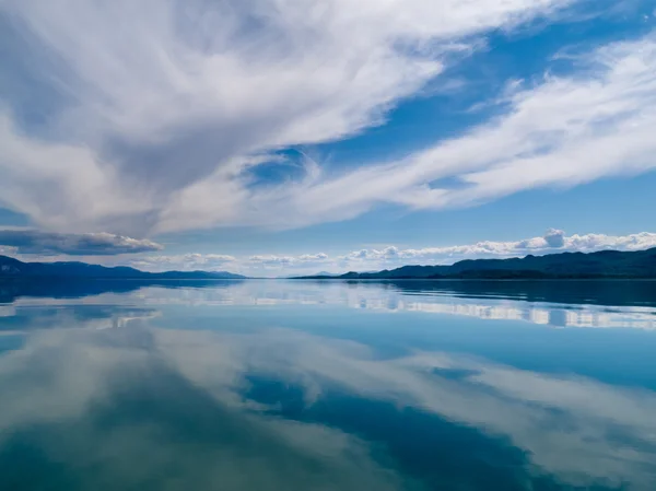 Dramatisk himmel återspeglas på lugn sjö — Stockfoto