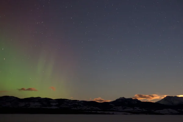 Luci settentrionali (aurora boreale) e luna nascente — Foto Stock