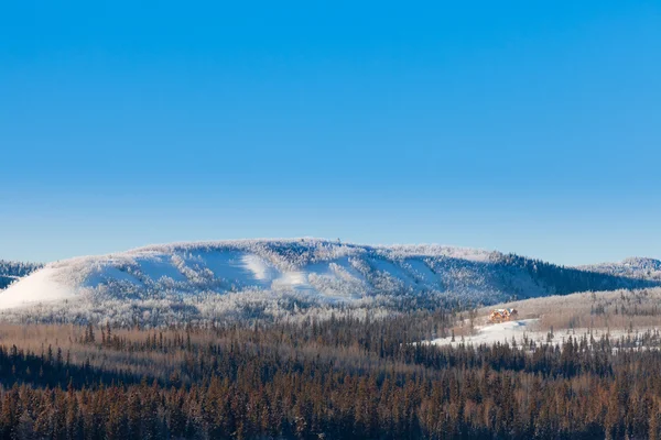 Casa de registro en paisaje de invierno —  Fotos de Stock
