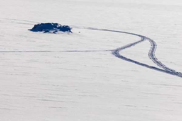 Padrão de pistas de snowmobil — Fotografia de Stock
