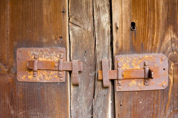 Σκουριασμένες κλειδαριές σε ξύλο φόντο — Φωτογραφία Αρχείου