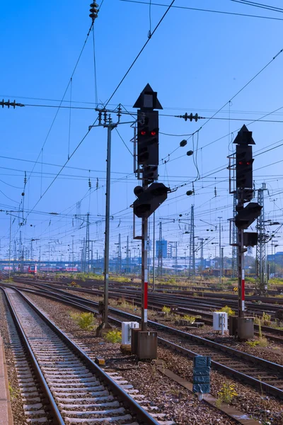 鉄道信号および頭上式の配線 — ストック写真