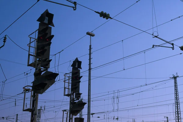 铁路信号和架空电缆 — 图库照片