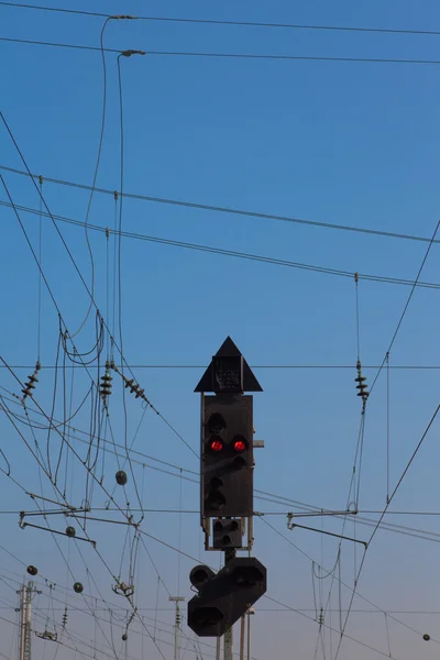 Залізничні сигналу та накладні електропроводки — стокове фото