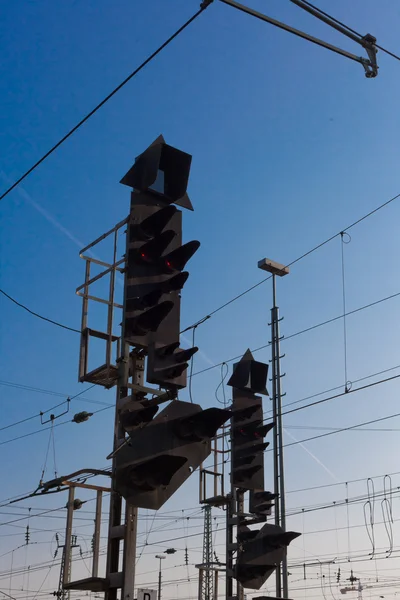 Железнодорожный сигнал и воздушная проводка — стоковое фото