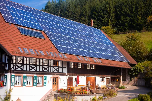 Solární panely na frarmhouse — Stock fotografie