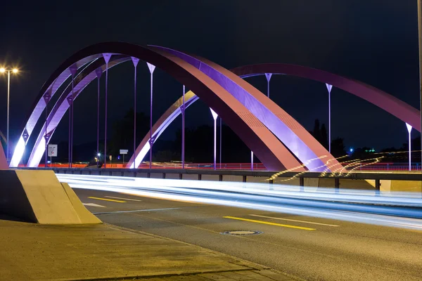 Rosa Straßenbrücke bei Nacht — Stockfoto