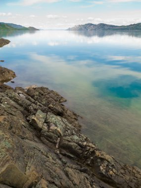 Göl laberge, yukon t, Kanada, sakin yaz gününde