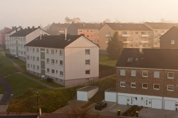Alman banliyösünde tipik: Apartmanlar — Stok fotoğraf