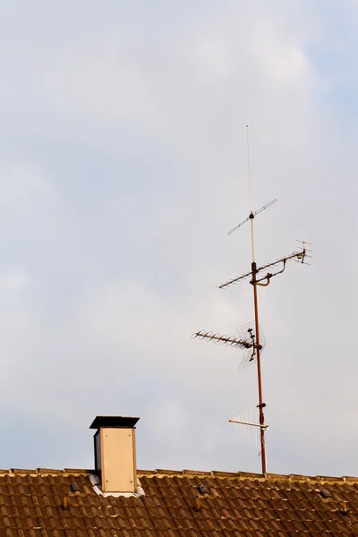 Staromódní televizní anténa na střeše — Stock fotografie
