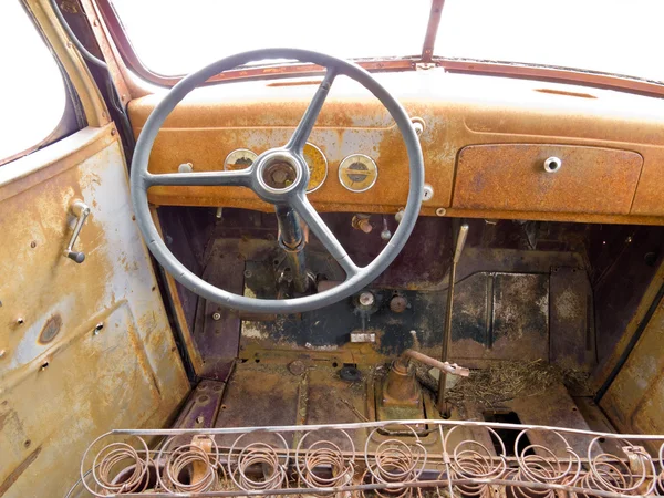 里面驾驶室生锈老废旧卡车的视图 — 图库照片