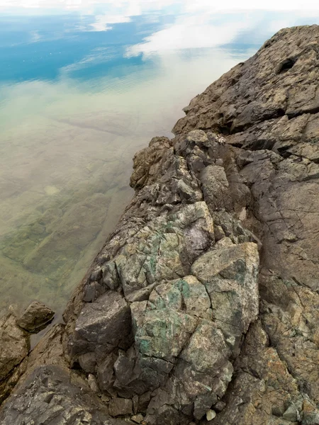 Мінеральні багаті геологічні утворення на краю вод — стокове фото