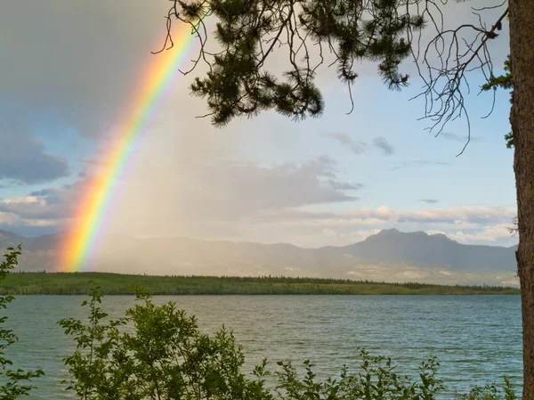 彩虹在湖拉伯奇、 育空地区 t、 加拿大 — 图库照片