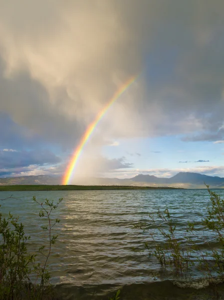 Arco-íris sobre o Lago Laberge, Yukon T, Canadá — Fotografia de Stock