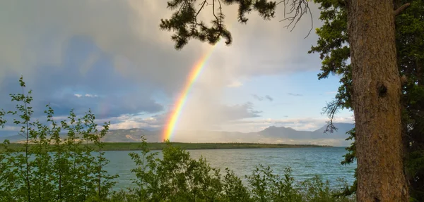 Arcobaleno sopra Lago laberge, t yukon, canada — Foto Stock