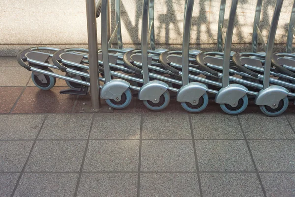 Rodas de carrinho de bagagem — Fotografia de Stock