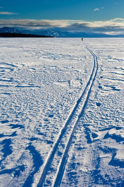 Pessoa de esqui em lago congelado — Fotografia de Stock