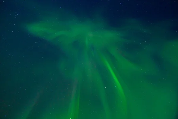 Nachthimmel mit tanzenden Polarlichtern — Stockfoto