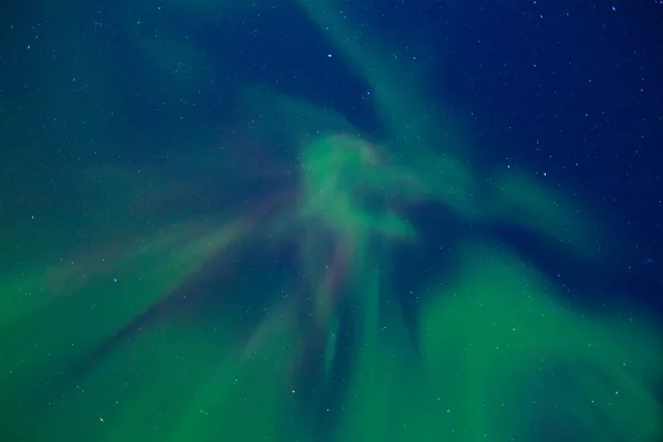 夜晚的天空与跳舞北极光 — 图库照片