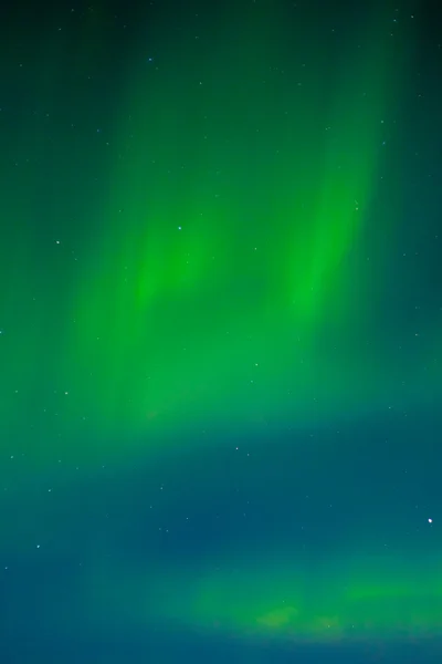 Céu noturno com dança Aurora boreal — Fotografia de Stock