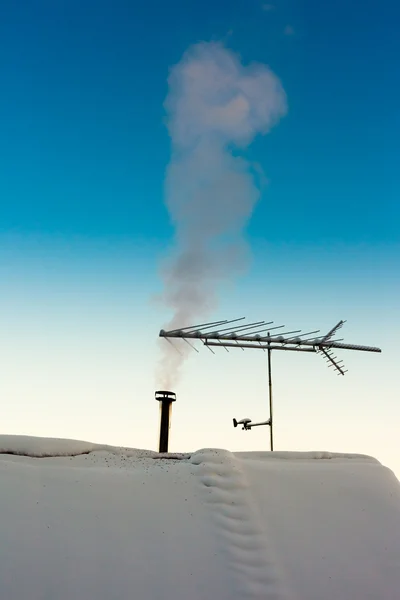 冬天吸烟的烟囱 — 图库照片
