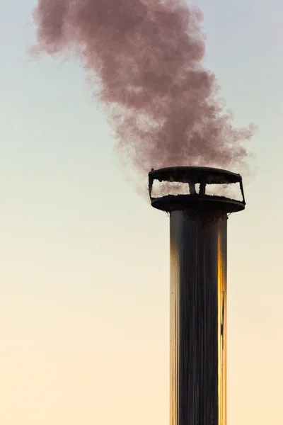 黒の煙る煙突 — ストック写真