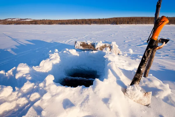 Rybaření pod ledem otvor — Stock fotografie