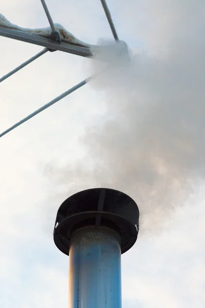 Курящий дымоход — стоковое фото