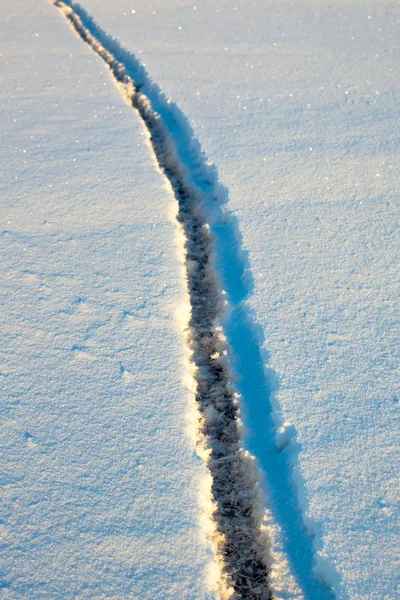 Широка тріщина на поверхні снігу та льоду — стокове фото