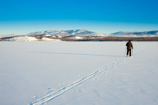 越野滑雪运动员在结冰的湖面上 — 图库照片