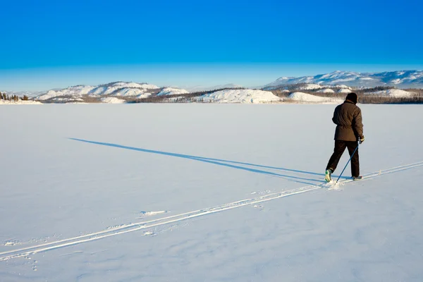 Běžec na lyžích dlouhý stín — Stock fotografie