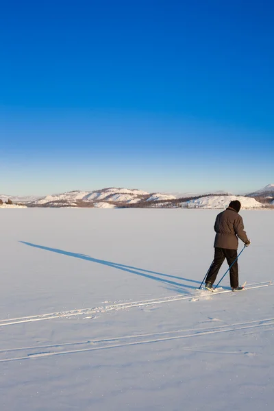 İkinci el kayakçı uzun gölge — Stok fotoğraf