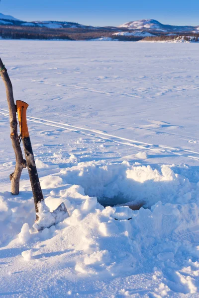 Otwór łowienia ryb pod lodem — Zdjęcie stockowe