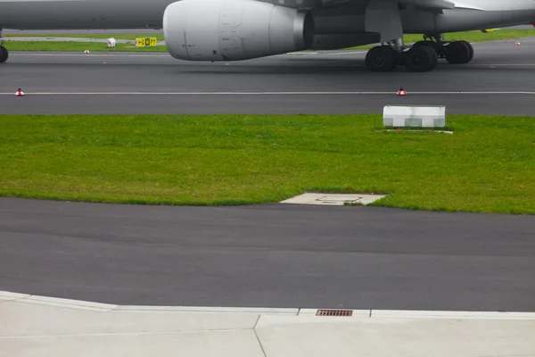 Samolot podwozie i silnik odrzutowy na pas startowy — Zdjęcie stockowe