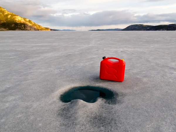 Jerrycan vermelho perdido no lago congelado Laberge, Yukon T — Fotografia de Stock
