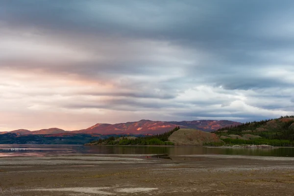 Vzdálené hory yukon zářící slunce světlo — Stock fotografie