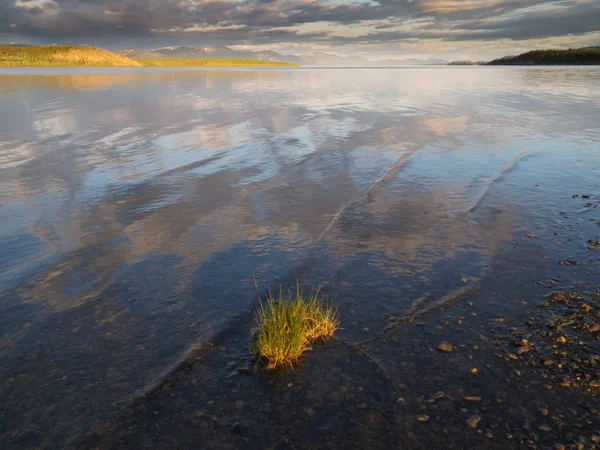 Dramatiska himlen speglas på sjön laberge yukon Kanada — Stockfoto