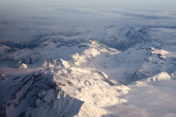 Vue aérienne des sommets enneigés en Colombie-Britannique, Canada — Photo