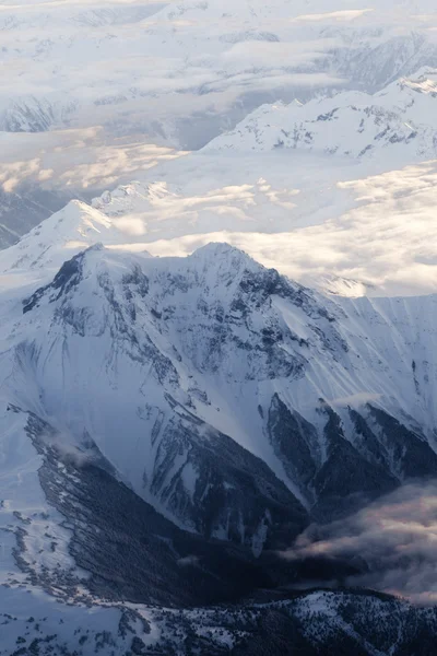 Luchtfoto van de snowcapped pieken in bc, canada — Stockfoto