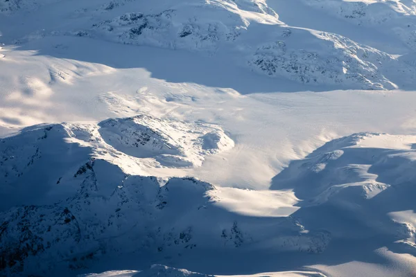 A légi felvétel a snowcapped csúcsai a bc, Kanada — Stock Fotó